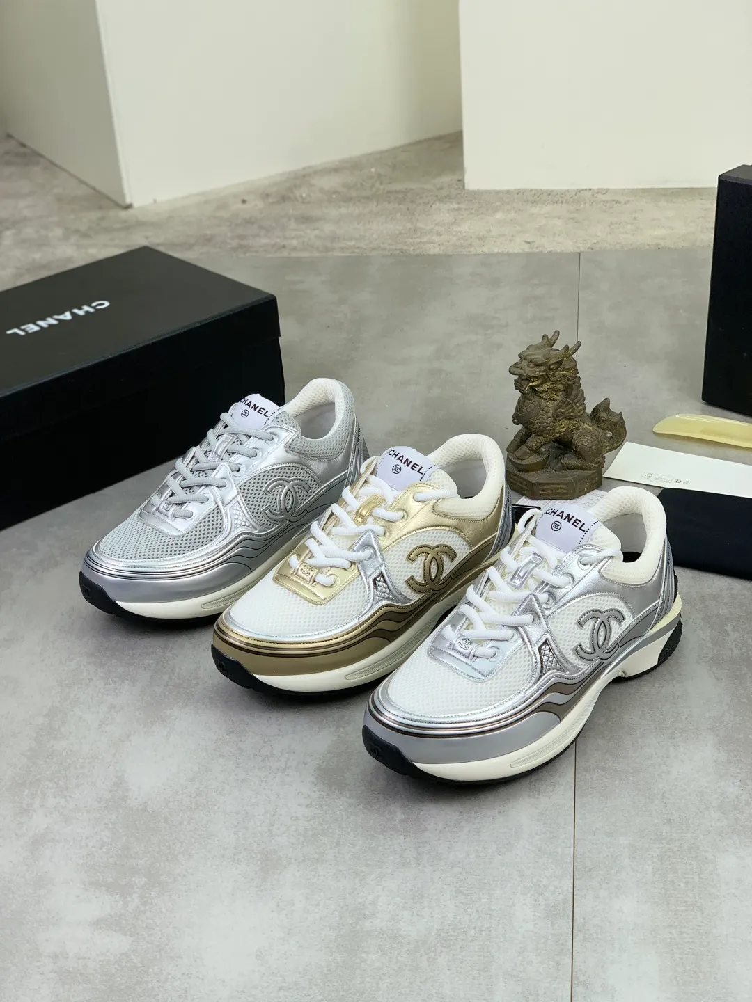 Men's Men's Shoes P620 New Chanel Chanel 25K Silver Horn Golden Horn King Casual Sports Shoes Original purchase and development Made by Xiaoxiang C Home Another super popular item in the counter, loved by Internet celebrity bloggers and ladies, various praises on social platforms, super popular, textured, breathable and super spring and summer. Seeing this issue always arouses the inner desire of fashion among girls. The latest suede material, classic black and white color, full of fashionable feeling on the feet. Easy to take care of, exquisite packaging at the delivery counter🛍📦 ▪️Fabrics: Original customized imported cowhide + mesh ▪️Inner lining: Customized imported breathable mesh ▪️Sole: Original molded rubber foam material ▪️Sole thickness: 4.5CM ▪️Size: 38-44